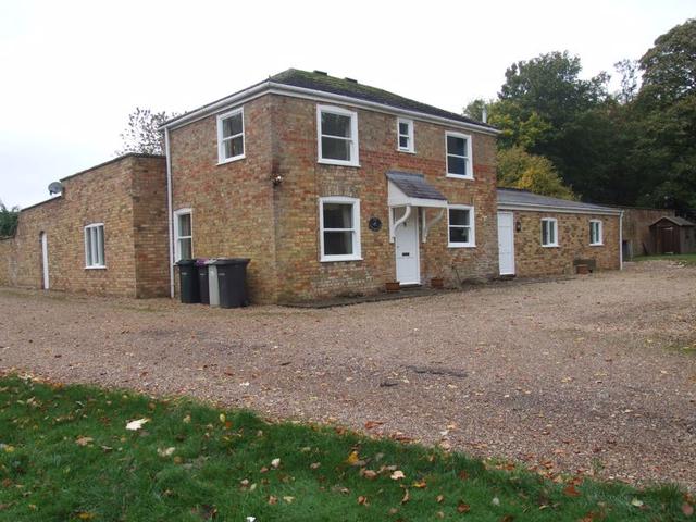 3 bedroom Detached House